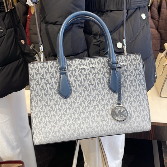 Michael Kors Sheila Medium Ombré Signature Logo Satchel
Navy 
NWT - Picture 10 of 16